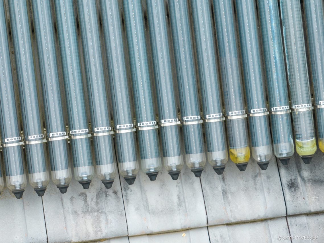 Detailaufnahme von defekten Solarkollektoren